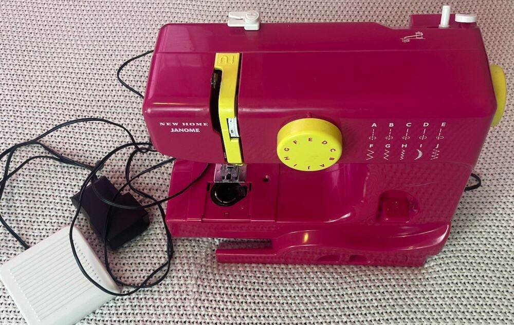 Janome Fuscia Pink Sewing Machine 10 Stitch Model 525B Used/ Timer Do Not Work